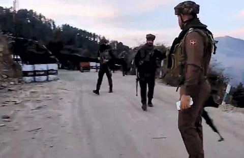 സൈന്യം തിരച്ചിൽ നടത്തുന്നു/ പിടിഐ