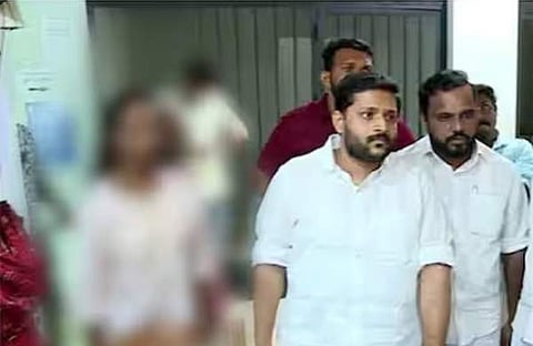 പൊലീസ് സ്റ്റേഷൻ പ്രതിഷേധം/ടെലിവിഷൻ സ്ക്രീൻഷോട്ട്