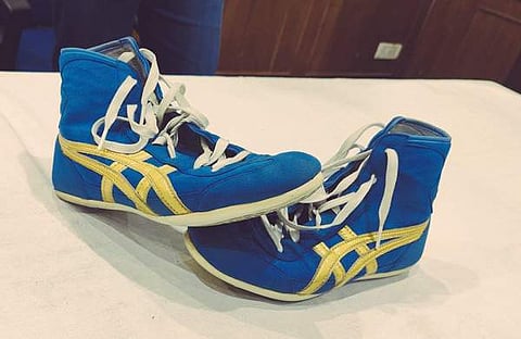 കരിയർ അവസാനിപ്പിച്ചതായി പ്രഖ്യാപിച്ച് ഒളിംപ്യൻ സാക്ഷി മാലിക് വാർത്ത സമ്മേളനത്തിൽ ഉപേക്ഷിച്ച ഷൂ/ ട്വിറ്റർ