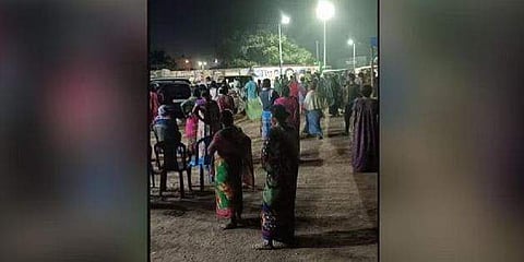 ചെന്നൈയില്‍ അമോണിയ ചോര്‍ച്ചയുണ്ടായതോടെ റോഡില്‍ കൂടിനില്‍ക്കുന്നവര്‍/എക്‌സ്‌