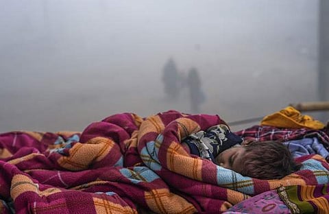 അതിശൈത്യത്തിനിടെ റോഡരികിൽ കിടന്നുറങ്ങുന്ന കുട്ടിയുടെ ദൃശ്യം, പിടിഐ