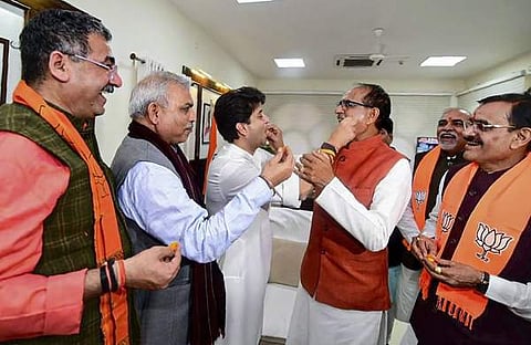 മധ്യപ്രദേശിൽ തെരഞ്ഞെടുപ്പ് വിജയം മധുരം പങ്കിട്ട് ആഘോഷിക്കുന്ന ശിവ്‍രാജ് സിങ് ചൗഹാനും ജ്യോതിരാദിത്യ സന്ധ്യയും/ പിടിഐ