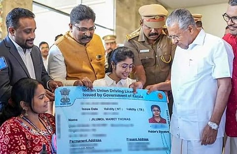 ജിലുമോൾക്ക് മുഖ്യമന്ത്രി ലൈസൻസ് കൈമാറുന്നു/ ഫെയ്സ്ബുക്ക്