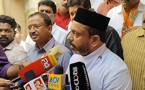 ബിജെപി അംഗത്വം സ്വീകരിച്ച ശേഷം ഫാ. ഷൈജു കുര്യന്‍ മാധ്യമങ്ങളെ കാണുന്നു