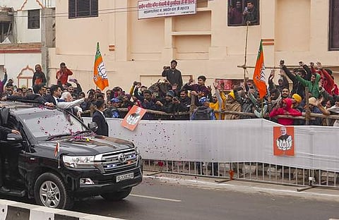 റോഡ്ഷോയിൽ പ്രധാനമന്ത്രി നരേന്ദ്ര മോദി ജനക്കൂട്ടത്തെ കൈവീശി കാണിക്കുന്നു/ പിടിഐ