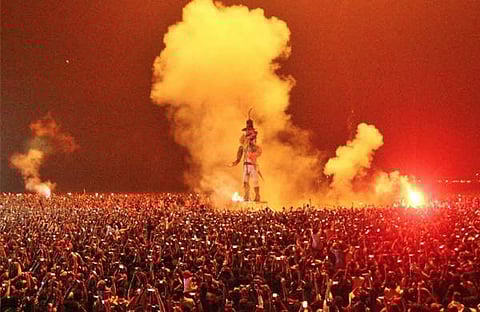 പാപ്പാഞ്ഞിയെ കത്തിക്കുന്നു/ ഫെയ്‌സ്ബുക്ക്