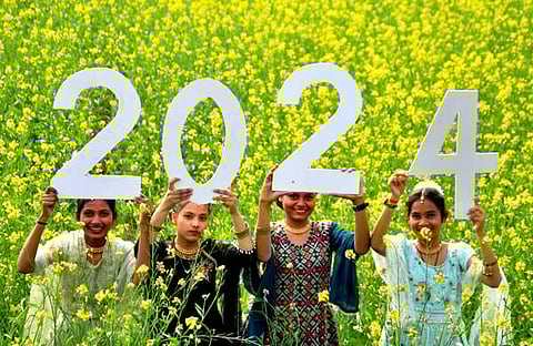 മൊറാദാബാദിലെ സ്കൂൾ വിദ്യാർഥികൾ ന്യൂ ഇയർ ആഘോഷത്തിൽ/ പിടിഐ