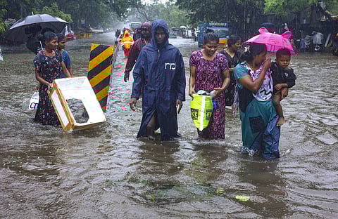 മഴ ദുരിതം വിതച്ചപ്പോള്‍ സുരക്ഷിത സ്ഥലം തേടി യാത്ര/ പിടിഐ