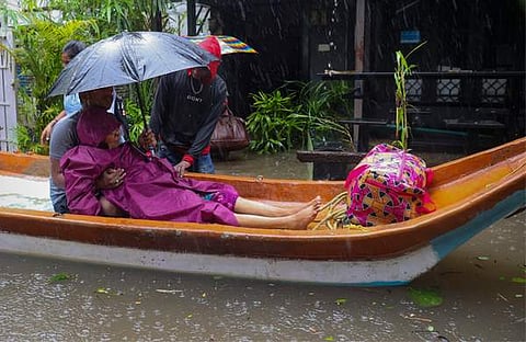 വെള്ളപ്പൊക്കമുണ്ടായ പ്രദേശത്തു നിന്ന് താമസക്കാരെ സുരക്ഷിത സ്ഥാനത്തേക്ക് മാറ്റുന്നു/ പിടിഐ