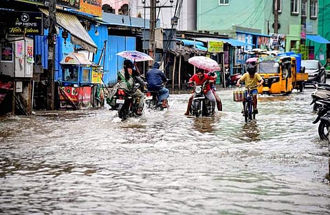 മഴയെ തുടര്‍ന്ന് തിരുപ്പതി നഗരത്തില്‍ വെള്ളം കയറിയപ്പോള്‍/ പിടിഐ