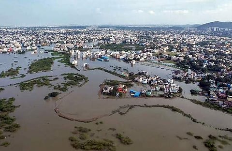 ചെന്നൈയിലെ മഴയില്‍ വെള്ളത്തില്‍ മുങ്ങിയതിന്റ ആകാശദൃശ്യം/ പിടിഐ