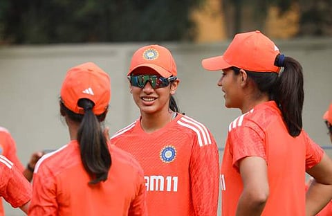 ഇന്ത്യന്‍ വനിതാ ക്രിക്കറ്റ് താരങ്ങള്‍ പരിശീലനത്തിനിടെ