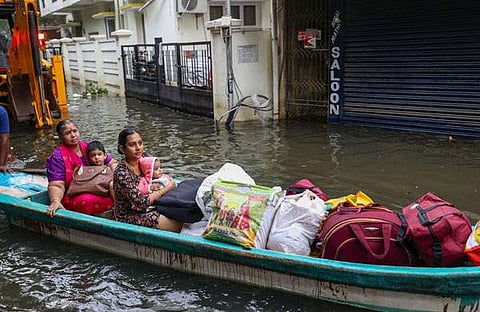 സുരക്ഷിത കേന്ദ്രത്തിലേക്ക് മാറുന്ന കുടുംബം, പിടിഐ