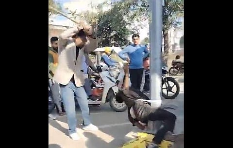 യുവാവിനെ മര്‍ദിക്കുന്നതിന്റെ വീഡിയോ ദൃശ്യം