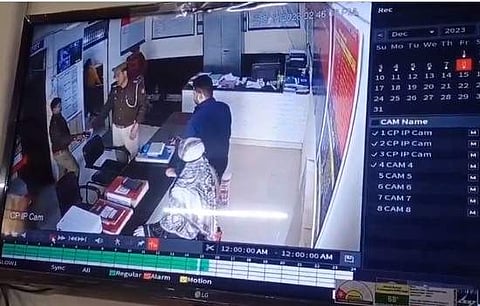 സ്റ്റേഷനില്‍ വച്ച് എസ്‌ഐയുടെ കൈയില്‍ നിന്ന് അബദ്ധത്തില്‍ വെടിപൊട്ടി; യുവതിക്ക് ഗുരുതരപരിക്ക്; വീഡിയോ
