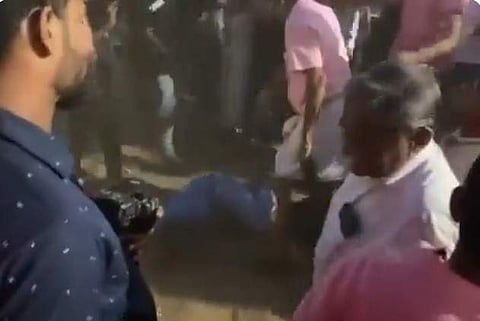 നവകേരള സദസിനിടെ യുവാവിനെ ആള്‍ക്കൂട്ടം മര്‍ദിക്കുന്നതിന്റെ വീഡിയോ ദൃശ്യം