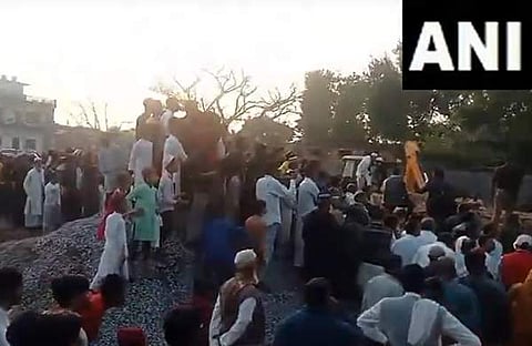 ഹൽദി ആ​ഘോഷത്തിനിടെ മതിൽ ഇടിഞ്ഞു വീണു/ എക്‌സ്