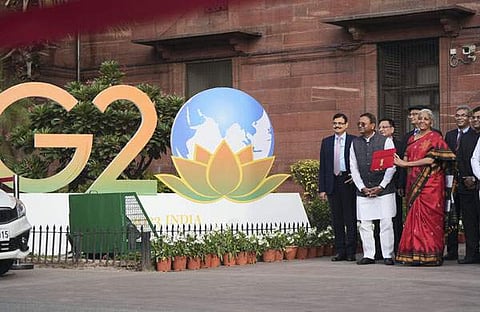 നിര്‍മല സീതാരാമന്‍ സഹമന്ത്രിമാര്‍ക്കും ധനമന്ത്രാലയത്തിലെ ഉദ്യോഗസ്ഥര്‍ക്കുമൊപ്പം/പിടിഐ