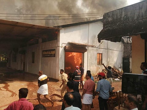 ബാലുശേരിയിലെ വെളിച്ചെണ്ണ കമ്പനിക്ക് തീപിടിച്ചപ്പോള്‍