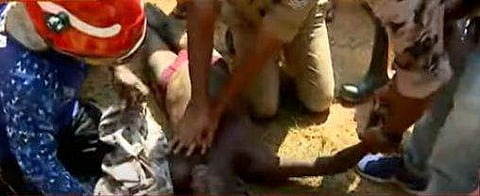 കിണറ്റില്‍ നിന്നും പുറത്തെടുത്ത രാജന് പ്രഥമ ശുശ്രൂഷ നല്‍കുന്നു/ ടിവി ദൃശ്യം