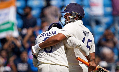 സെഞ്ച്വറി നേടിയ രോഹിതിനെ അഭിനന്ദിക്കുന്ന ജ‍ഡേജ/ പിടിഐ