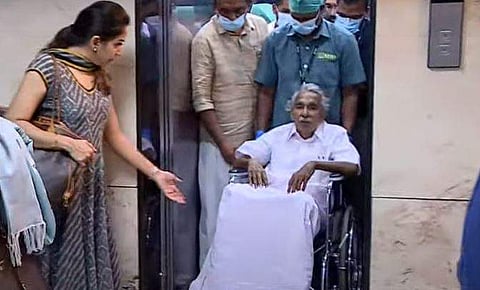 ഉമ്മന്‍ചാണ്ടിയെ ബംഗളൂരുവിലേക്ക് കൊണ്ടുപോകുന്നു