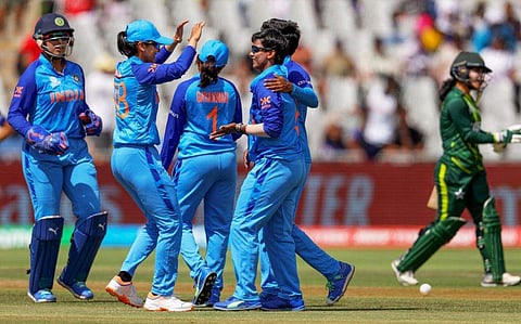 വിക്കറ്റ് ആഘോഷിക്കുന്ന ഇന്ത്യൻ ടീം/ ചിത്രം; പിടിഐ