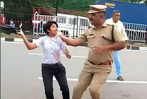 കെഎസ് യു ജില്ലാ സെക്രട്ടറി മിവ ജോളിയെ കയ്യേറ്റം ചെയ്യുന്ന പൊലീസുകാരന്‍