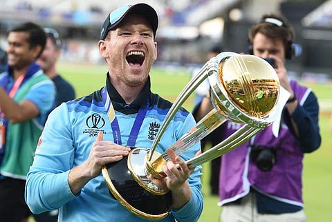 ലോകകപ്പ് ട്രോഫിയുമായി മോർ​ഗൻ/ എഎഫ്പി