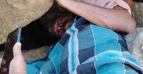 പാറക്കൂട്ടത്തിനിടയില്‍ കൈ കുടുങ്ങിയ ബിനുവിനെ രക്ഷിക്കുന്ന ദൃശ്യം
