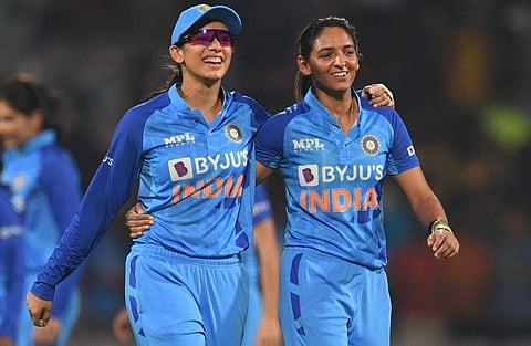 സ്മൃതി മന്ധാനയും ഹർമൻപ്രീത് കൗറും/ എഎഫ്പി