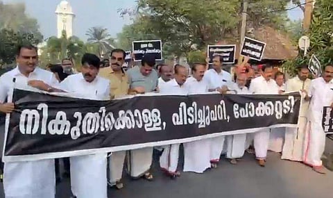 യുഡിഎഫ് എംഎല്‍എമാര്‍ നിയമസഭയിലേക്ക് കാല്‍നട പ്രതിഷേധം സംഘടിപ്പിച്ചപ്പോള്‍/ഫയല്‍