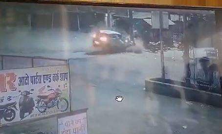 നിയന്ത്രണം വിട്ട കാര്‍ പൊലീസുകാരെ ഇടിച്ചുതെറിപ്പിക്കുന്ന ദൃശ്യം