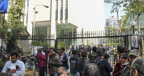 ബിബിസി ഓഫീസില്‍ റെയ്ഡ് നടക്കുമ്പോള്‍ പുറത്ത് തമ്പടിച്ച മാധ്യമപ്രവര്‍ത്തകര്‍/ പിടിഐ