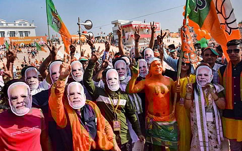 മോദിയുടെ മുഖംമൂടിയണിഞ്ഞ് ബിജെപി പ്രവര്‍ത്തര്‍ പ്രചാരണരംഗത്ത്/ പിടിഐ