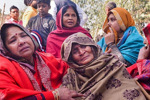 കുടിൽ ഒഴിപ്പിക്കുന്നതിനിടെ തീ കൊളുത്തി മരിച്ച അമ്മയുടെയും മകളുടെയും ബന്ധുക്കൾ/ പിടിഐ