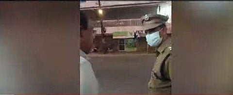 പൊലീസ് ഉദ്യോഗസ്ഥന്‍ യുവാവിനെ തടയുന്നു/ ടിവി ദൃശ്യം