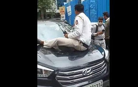 പൊലീസുകാരനെ കാറിന്റെ ബോണറ്റില്‍ വലിച്ചിഴയ്ക്കുന്ന ദൃശ്യം, എഎന്‍ഐ