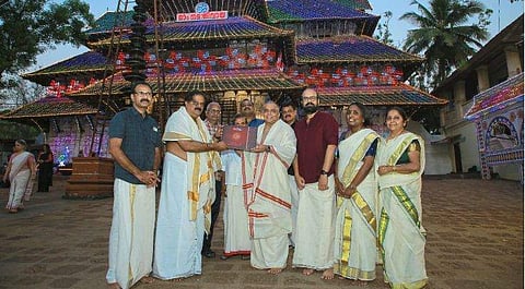 ചോപ്പീസ് എന്റര്‍പ്രൈസസ് സിഇഒ രാമചന്ദ്രന്‍ ഒറ്റപ്പത്ത് ശ്രീവടക്കുംനാഥ ക്ഷേത്ര ദേവസ്വം മാനേജര്‍ പി കൃഷ്ണകുമാറിന് ആദ്യപ്രതി കൈമാറി