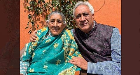 എംപിയും അമ്മയും/ എഎന്‍ഐ