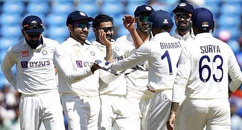 ഒന്നാം ടെസ്റ്റില്‍ ഓസ്‌ട്രേലിയയുടെ വിക്കറ്റ് നഷ്ടത്തില്‍ ഇന്ത്യന്‍ ടീമിന്റെ ആഹ്ലാദപ്രകടനം, ഫോട്ടോ/ എപി