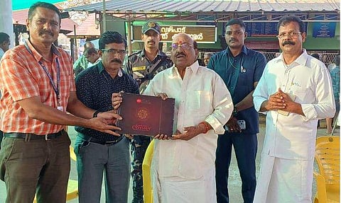 സ്പിരിച്വല്‍ ഒഡീസി - എ ജേണി ത്രൂ ദി ടെംപിള്‍സ് ഓഫ് കേരളയുടെ പുതിയ പതിപ്പ് എസ്എന്‍ഡിപി യോഗം ജനറല്‍ സെക്രട്ടറി വെള്ളാപ്പള്ളി നടേശനു കൈമാറി