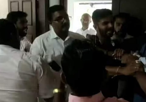 കോണ്‍ഗ്രസ് യോഗത്തിനിടെ പ്രവര്‍ത്തകര്‍ തമ്മിലുണ്ടായ കയ്യാങ്കളി