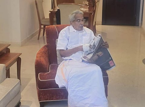 ചാണ്ടി ഉമ്മന്‍ പങ്കുവെച്ച ഉമ്മന്‍ ചാണ്ടിയുടെ ചിത്രം