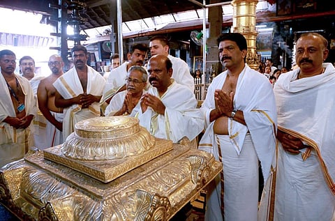 ​ഗുരുവായൂരിൽ ദർശനം നടത്തുന്ന ബം​ഗാൾ ​ഗവർണർ ആനന്ദ ബോസ്