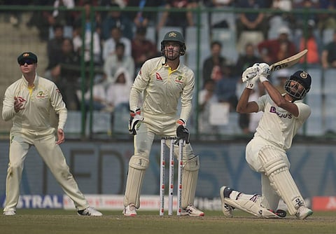 സിക്സർ തൂക്കുന്ന അക്ഷർ പട്ടേൽ/ എഎഫ്പി