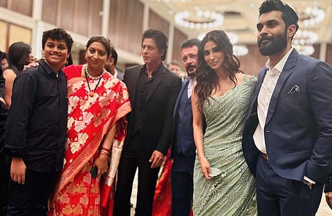 വിവാഹ റിസപ്ഷന് എത്തിയ ഷാരുഖ് ഖാൻ സ്മൃതി ഇറാനിക്കൊപ്പം/ ചിത്രം; ഫെയ്സ്ബുക്ക്