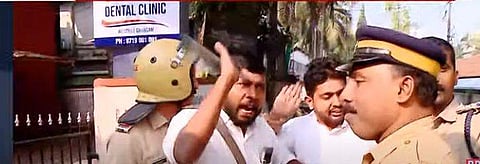 കെഎസ്‌യു പ്രവര്‍ത്തകരെ പൊലീസ് കസ്റ്റഡിയിലെടുക്കുന്നു/വീഡിയോ സ്‌ക്രീന്‍ഷോട്ട്