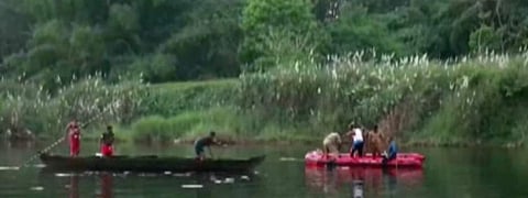 രക്ഷാപ്രവര്‍ത്തകര്‍ തിരച്ചില്‍ നടത്തുന്നു/ ടിവി ദൃശ്യം