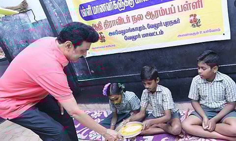 കുട്ടികള്‍ക്ക് പ്രഭാത ഭക്ഷണം വിതരണം ചെയ്യുന്ന തമിഴ്‌നാട് മുഖ്യമന്ത്രി